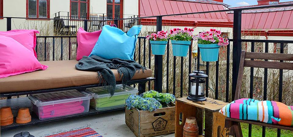 Как превратить городской балкон в загородную веранду: советы и примеры