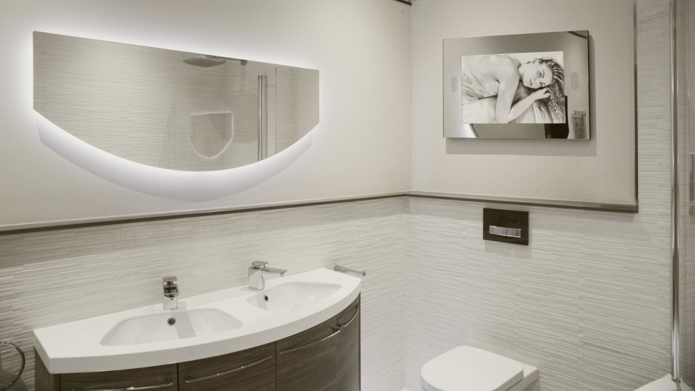 Стоит ли устанавливать телевизор в ванную: мнение архитектора и 10 вдохновляющих идей
