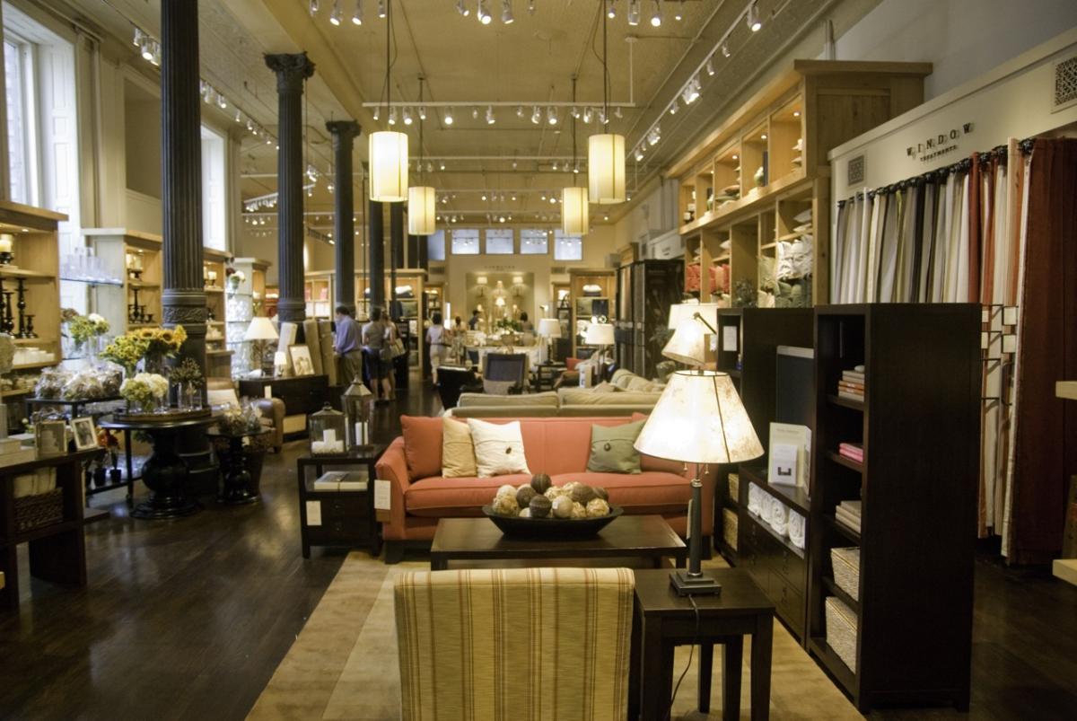 В салонах Crate and Barrel цены упали почти на треть