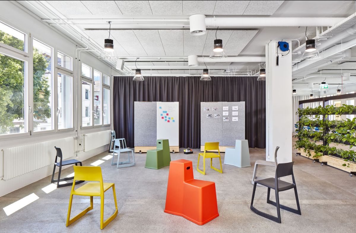 Бренд Vitra представил стул Tip Ton RE из переработанного пластика