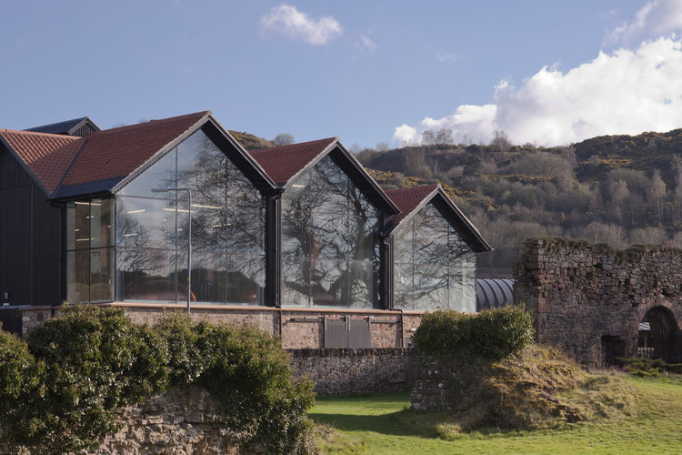 Как выглядит здание завода по производству виски Lindores Abbey Distillery