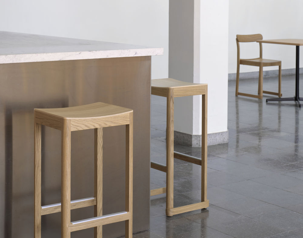 Компания Artek пополнила свою коллекцию Atelier барным табуретом