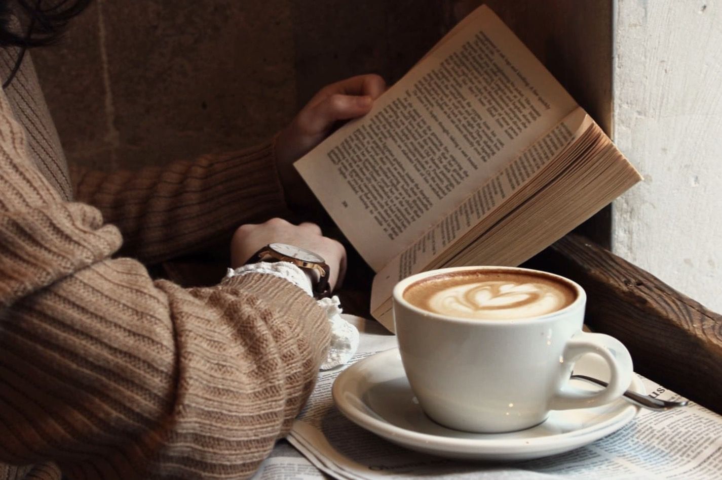 рука с книжкой и кофе